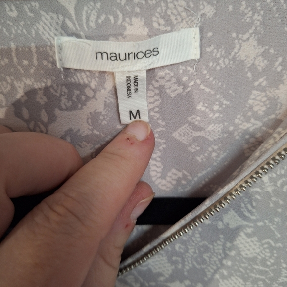MAURICES SIZE MEDIUM GRAY V-NECK BLOUSE - Picture 2 of 3